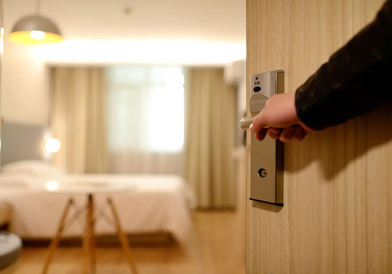 jak-dzialaja-drzwi-na-karte-w-hotelu